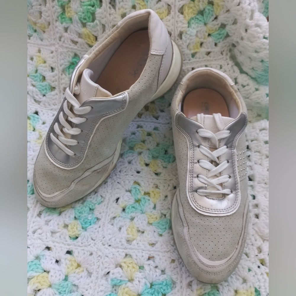 Geox Respira Women's Tabelya Suede Off White/Grey Low-Top Sneakers Size 7 US - Picture 3 of 15
